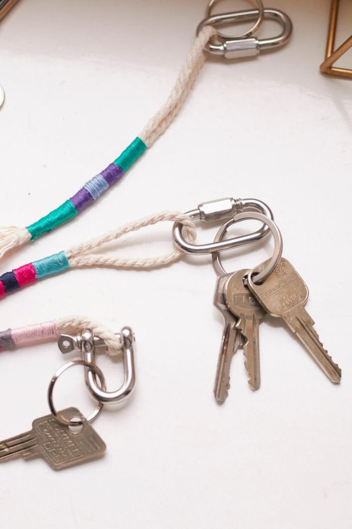 Ich hab’s scheinbar mit Schlüsselanhängern… Ein DIY mit Tau, Faden und Karabiner