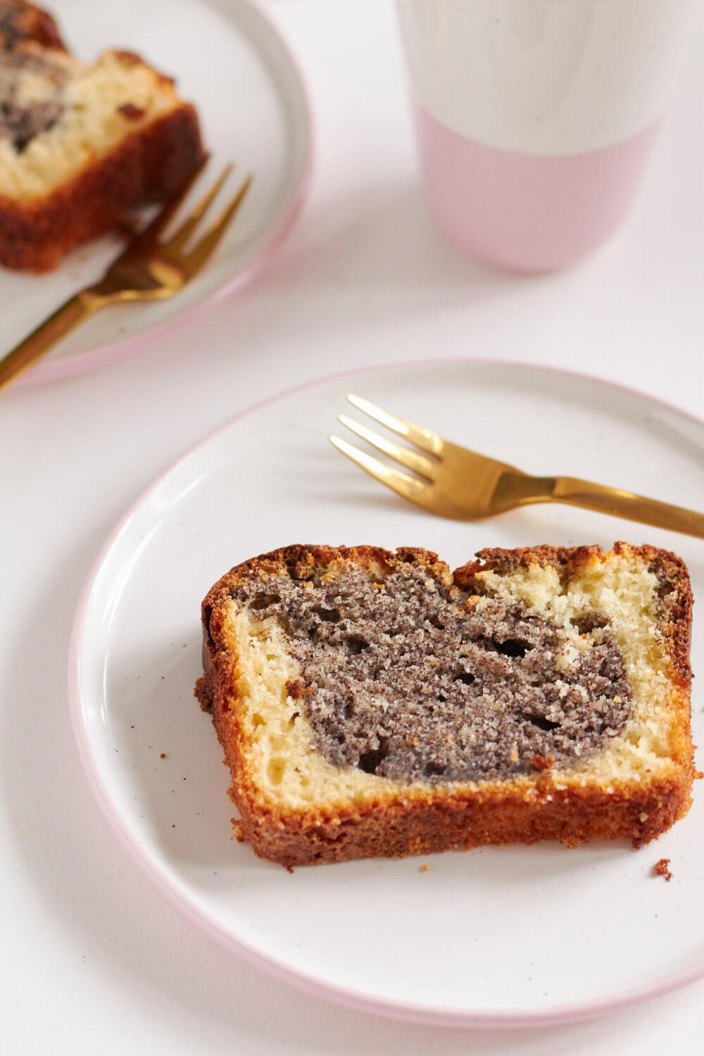 Ein Schneller Mohn-Joghurt-Kuchen. Das perfekte Rezept für wenn sich überraschend Gäste zum Kaffee Trinken einladen.