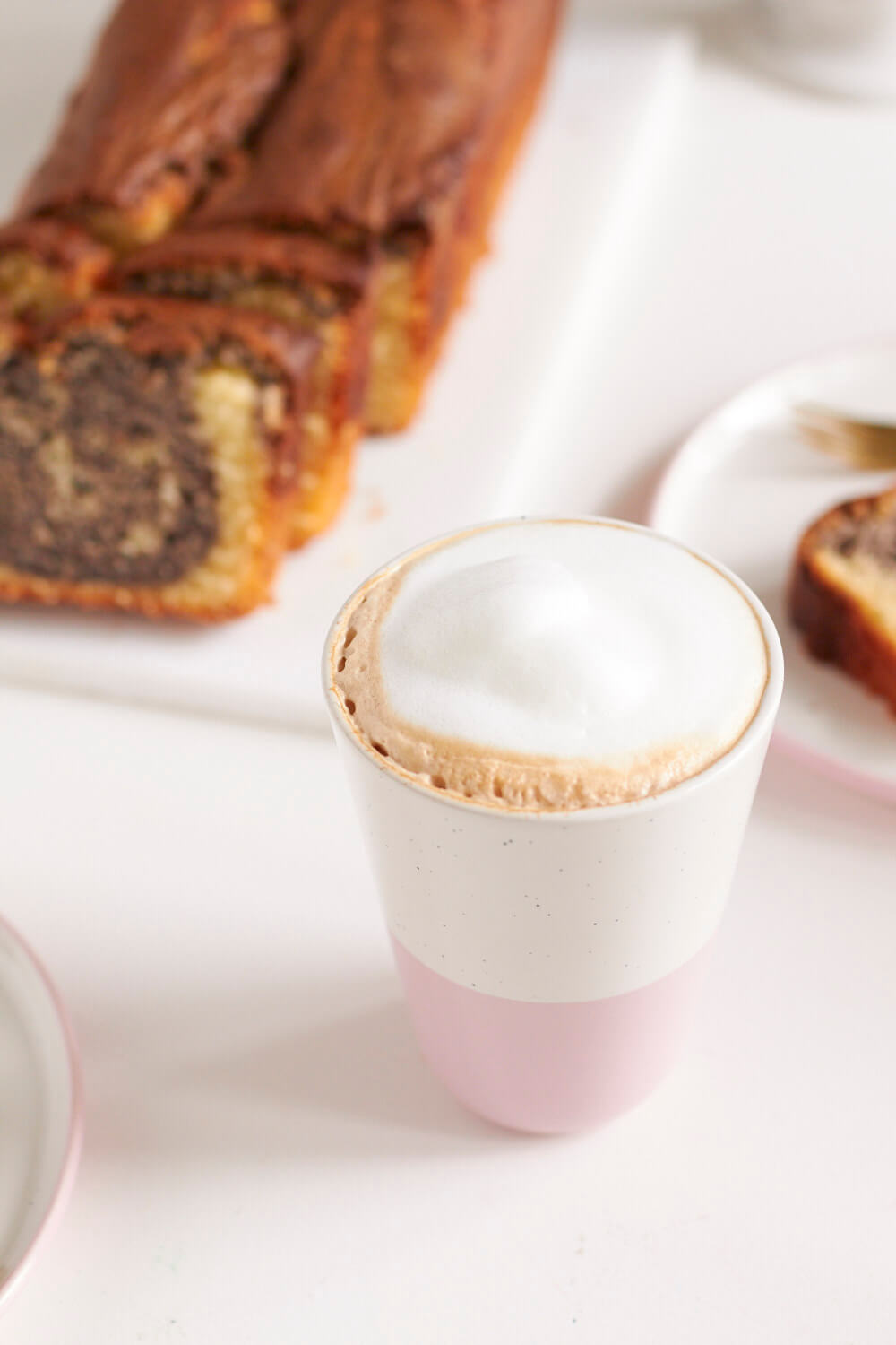 Ein Schneller Mohn-Joghurt-Kuchen. Das perfekte Rezept für wenn sich überraschend Gäste zum Kaffee Trinken einladen.