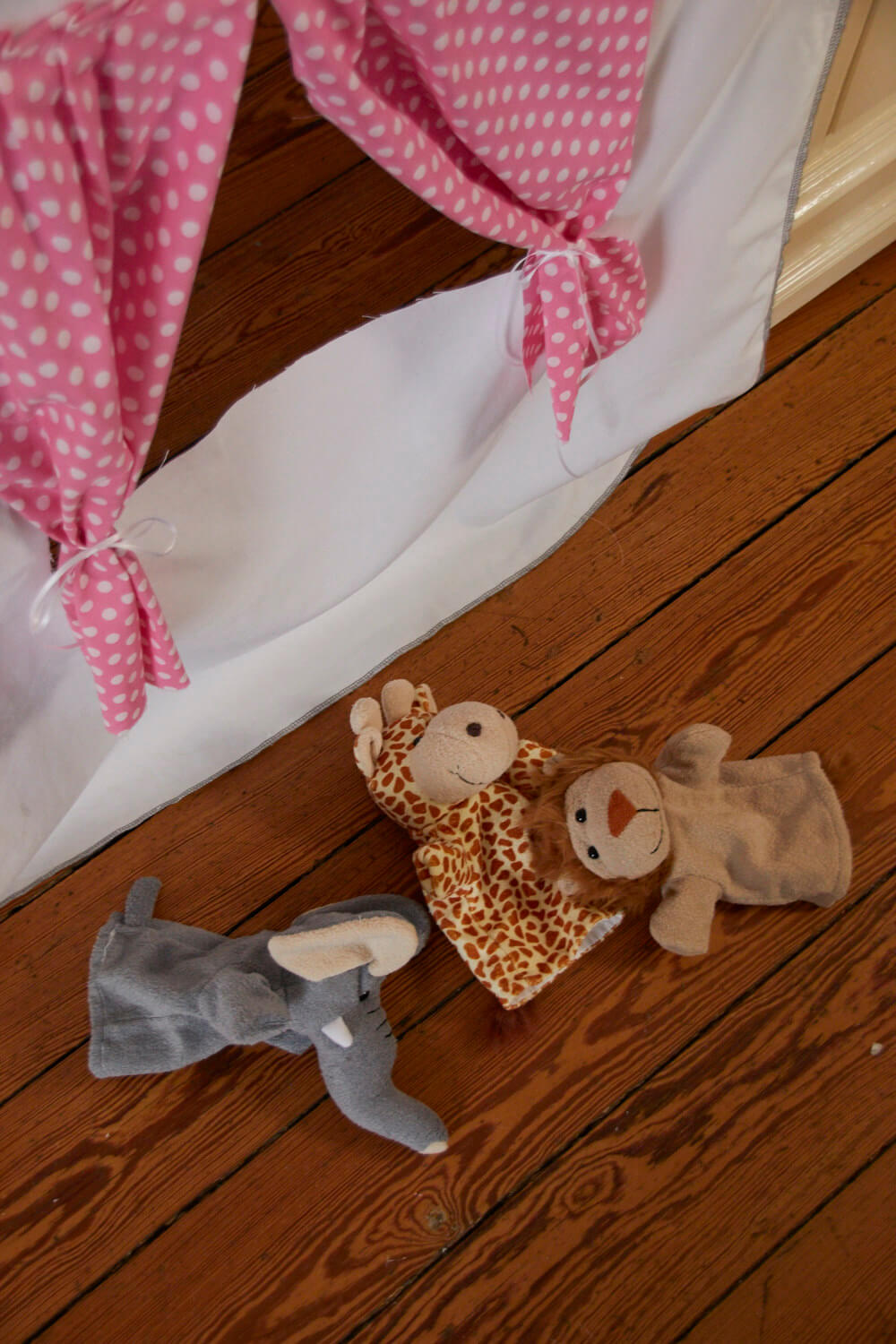 Vorhang auf im Wohnzimmer! Heute: Puppentheater mit L&ouml;we, Giraffe und Elefant! DIY: Vorhang f&uuml;r ein Puppentheater selber n&auml;hen.