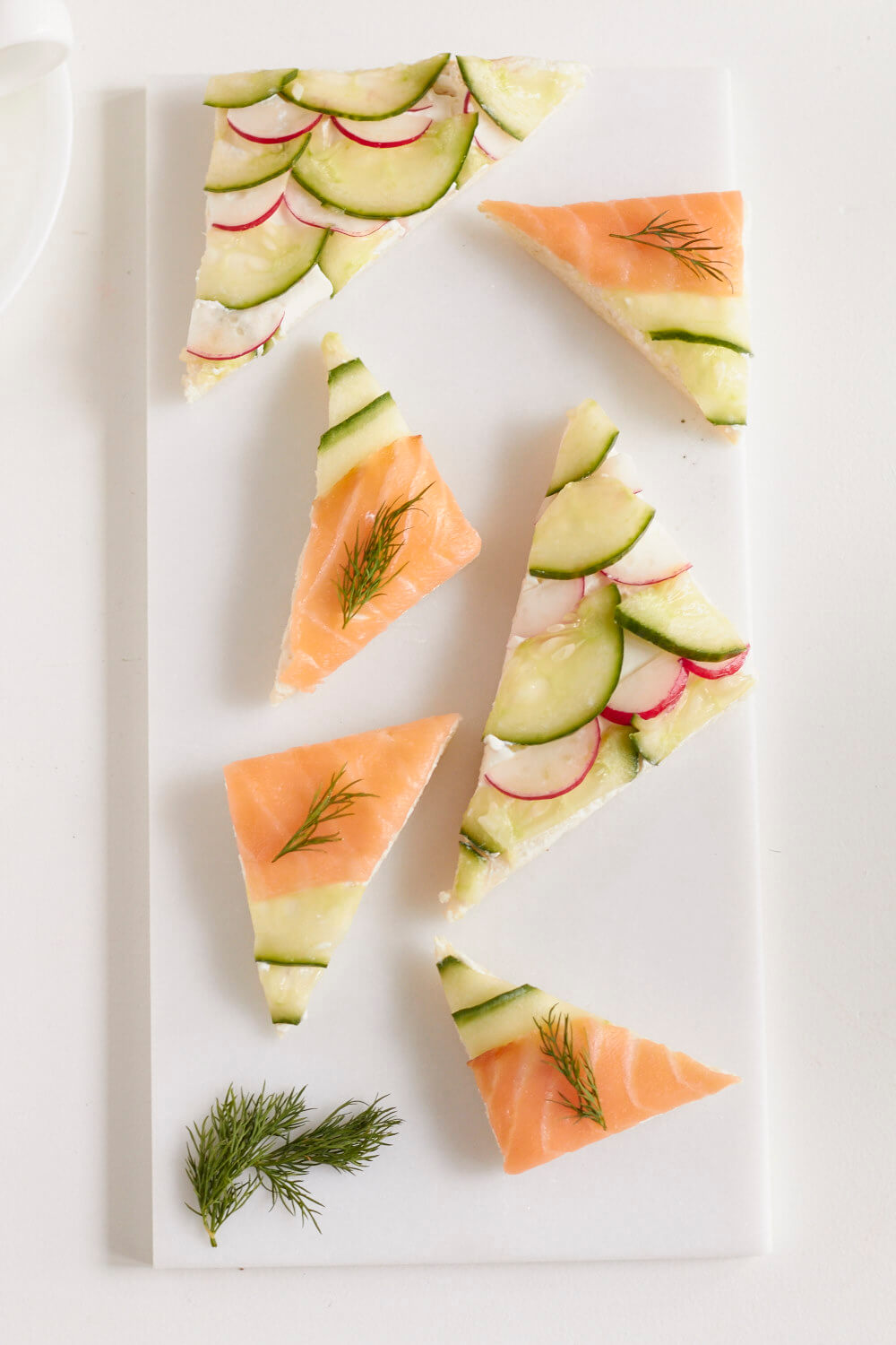 Schnittchen Schneewittchen heute ganz klassisch: Tea Time Sandwiches mit Gurke und Lachs. Schmecken natürlich zum Tee aber auch so zwischendurch als Snack.