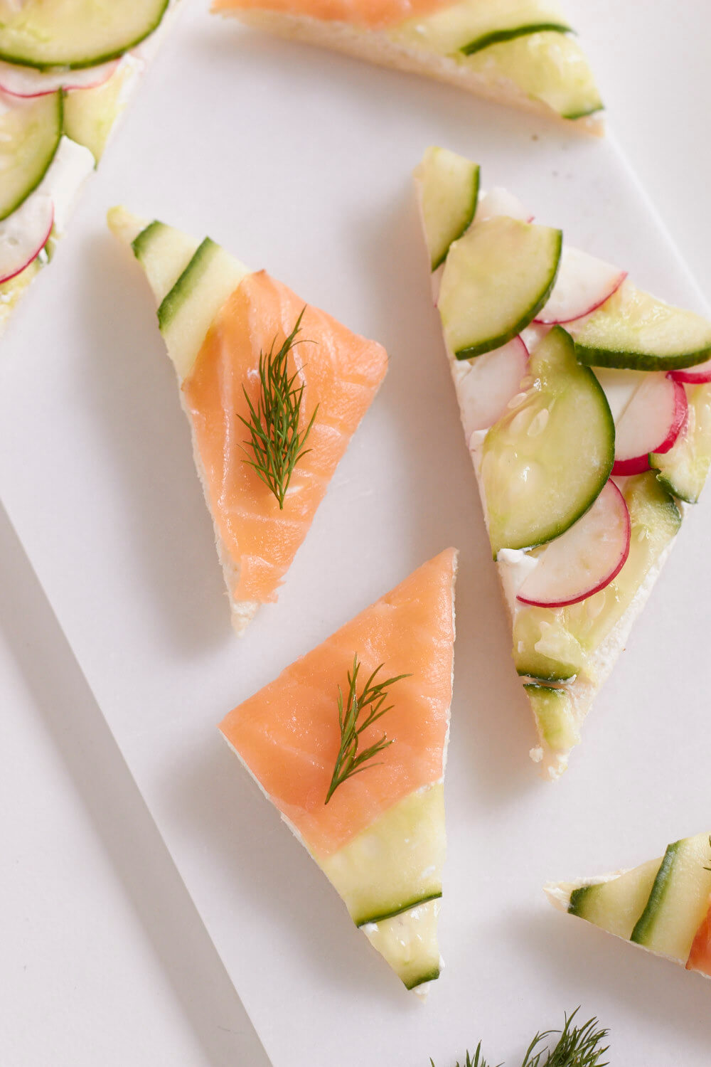 Schnittchen Schneewittchen heute ganz klassisch: Tea Time Sandwiches mit Gurke und Lachs. Schmecken natürlich zum Tee aber auch so zwischendurch als Snack.