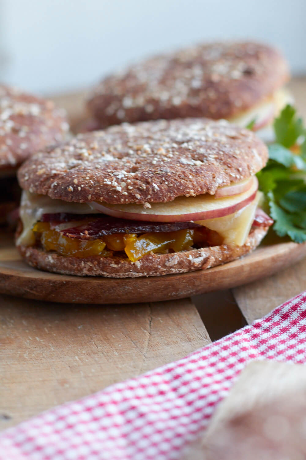 Urlaubsgr&uuml;&szlig;e aus dem Eisacktal und vom Waldharthof in S&uuml;dtirol: Super leckerer alpiner Burger mit Apfel-Chutney. Und die &Auml;pfel sind quasi direkt vom Berg! Mit regionalen Zutaten, f&uuml;r alle die die Berge vermissen.