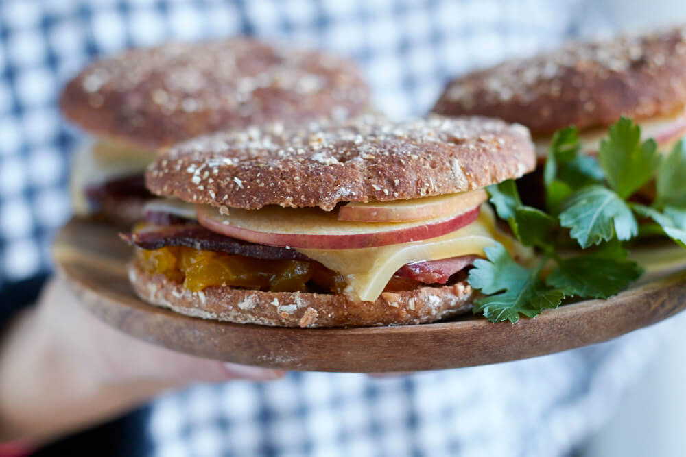Urlaubsgr&uuml;&szlig;e aus dem Eisacktal und vom Waldharthof in S&uuml;dtirol: Super leckerer alpiner Burger mit Apfel-Chutney. Und die &Auml;pfel sind quasi direkt vom Berg! Mit regionalen Zutaten, f&uuml;r alle die die Berge vermissen.