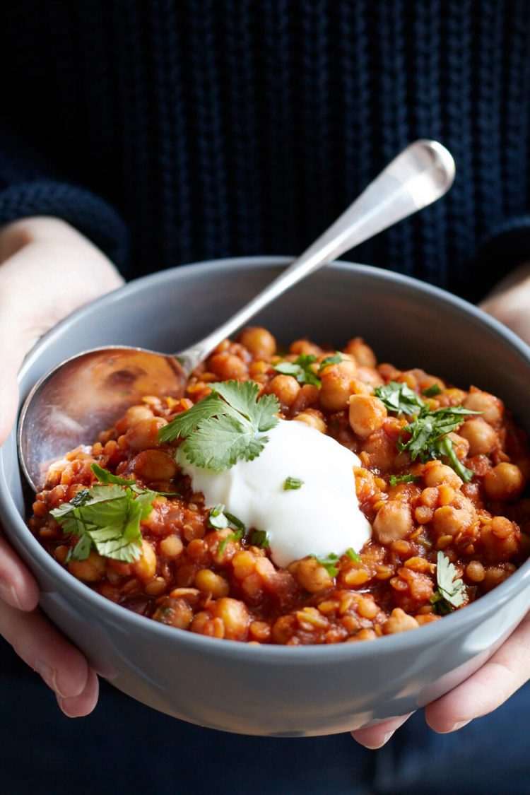 Lust auf was Orientalisches? Dann passt dieser leckere Kichererbsen-Linsen-Eintopf perfekt.