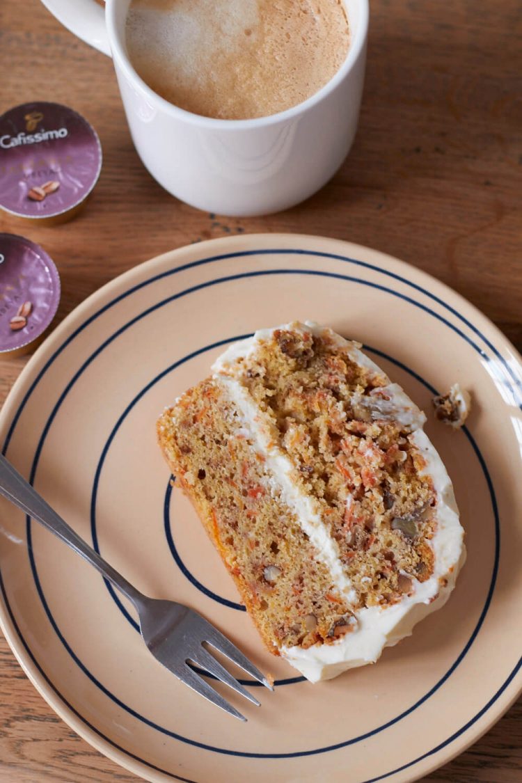 Das darf bei einem österliches Kaffeetrinken auf keinen Fall fehlen: Möhrenkuchen mit Frosting - da kommt der Osterhase auf jeden Fall vorbei!