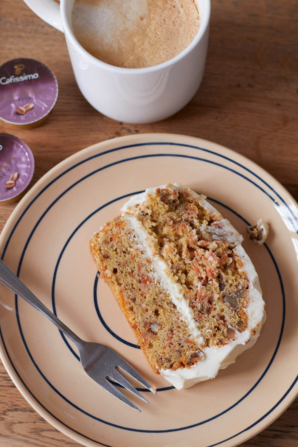 Das darf bei einem österliches Kaffeetrinken auf keinen Fall fehlen: Möhrenkuchen mit Frosting - da kommt der Osterhase auf jeden Fall vorbei! 