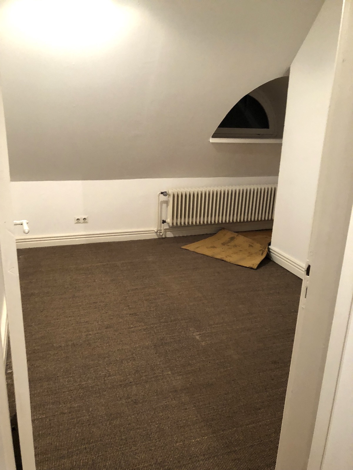 Der Umbau unserer Ferienwohnung in Nordfriesland schreitet voran! Ein Update ist längst überfällig und außerdem muss ich scheinbar dringend die ein oder andere Frage zu unserem Boden beantworten.