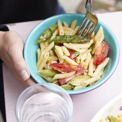 Köstlicher Nudelsalat mit grünem Spargel