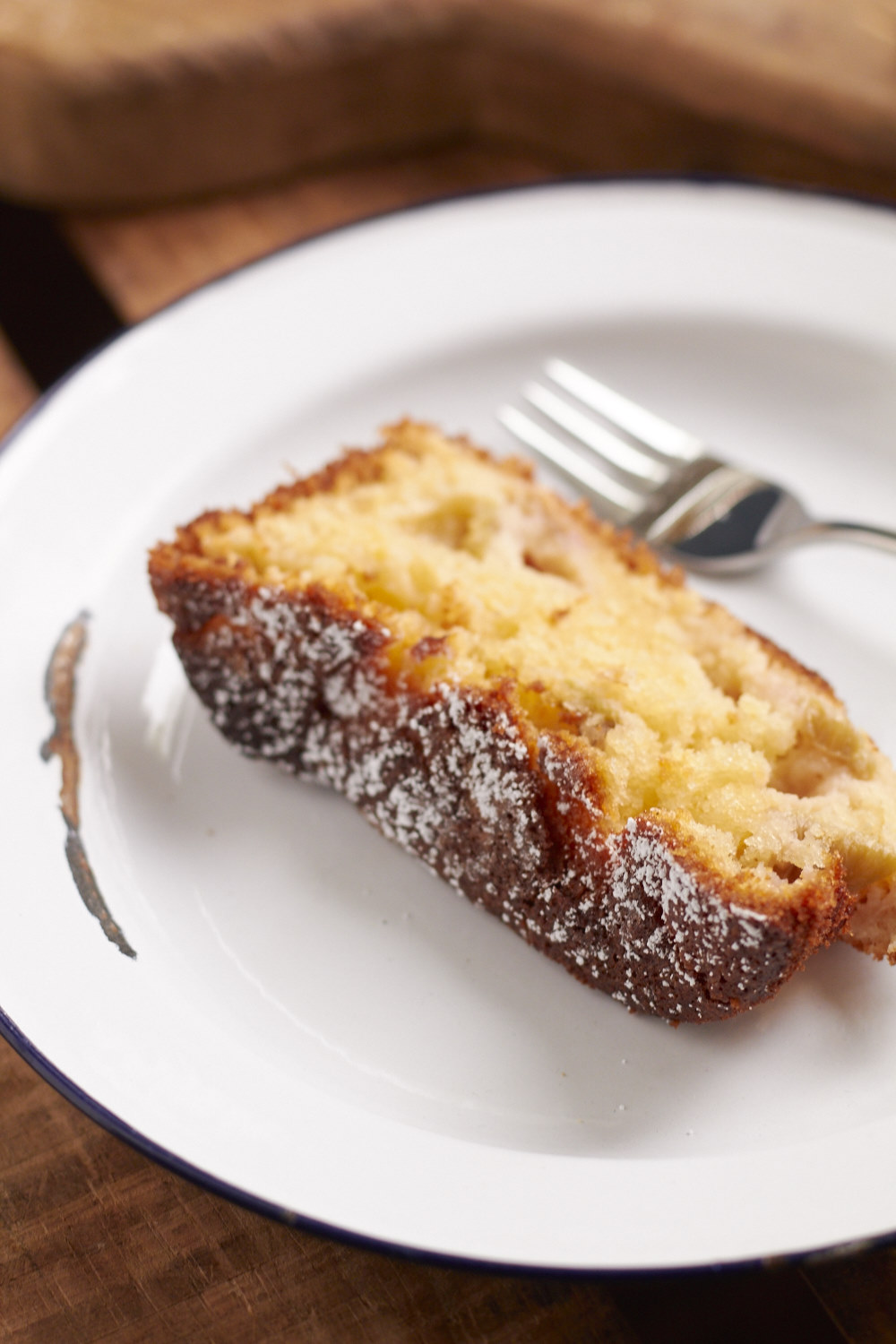 Ein Rezept für einen schnellen und saftigen Rhabarber-Rührkuchen mit Joghurt. Der ist ganz einfach, schnell gemacht und so lecker! 