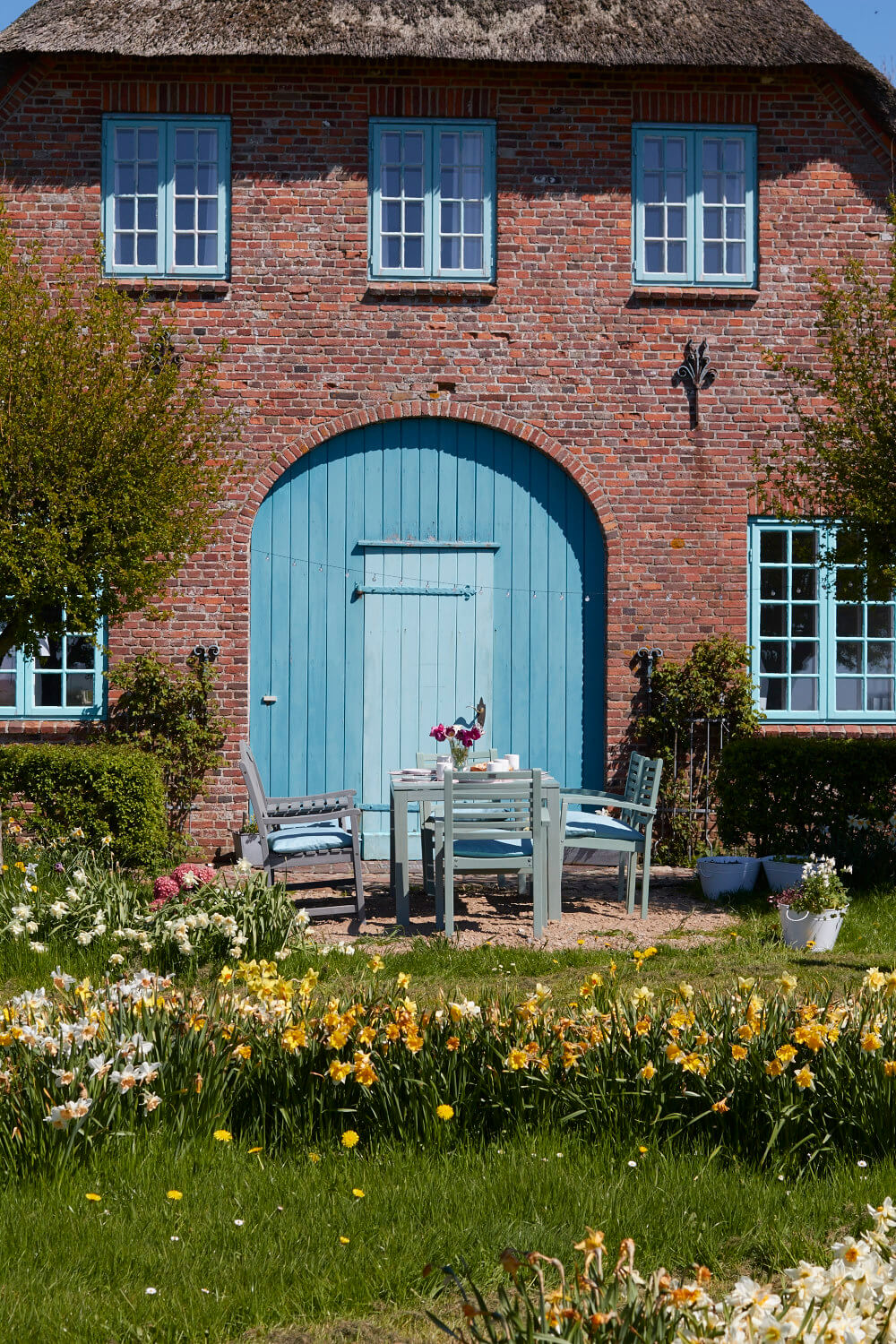 Vanille-Käsekuchen mit Schnee und tolle Gartenmöbel mit herrlichen Sommergefühlen