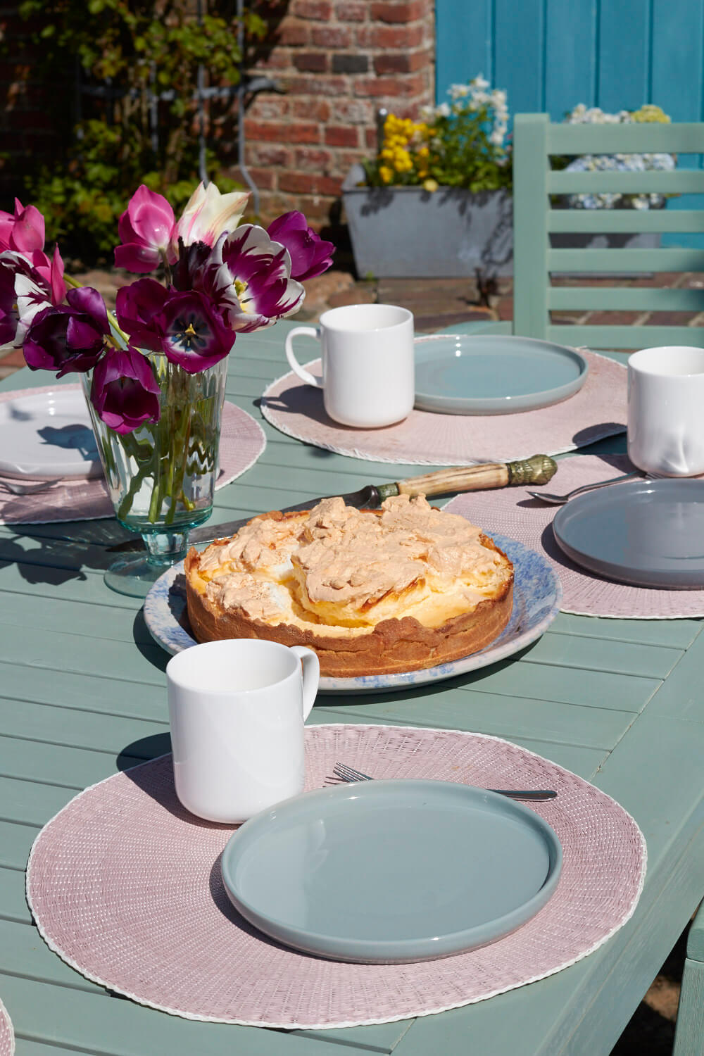 Vanille-K&auml;sekuchen mit Schnee und tolle Gartenm&ouml;bel mit herrlichen Sommergef&uuml;hlen