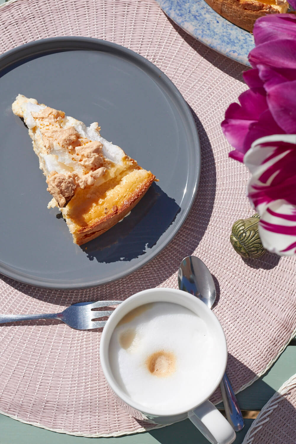 Vanille-Käsekuchen mit Schnee und tolle Gartenmöbel mit herrlichen Sommergefühlen