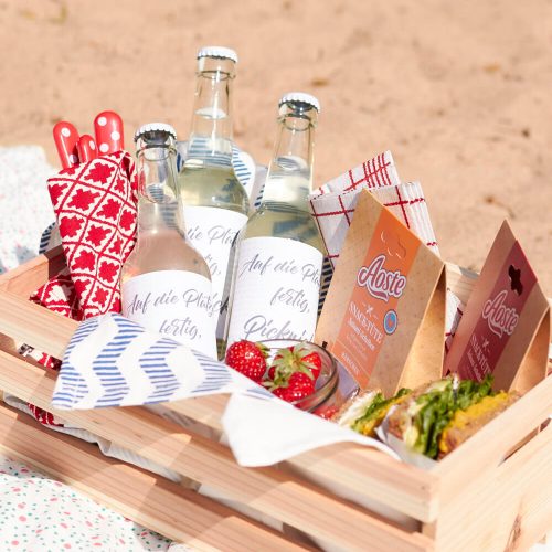 Ein gemütliches Picknick am Strand mit Aoste und kühlenden Getränken