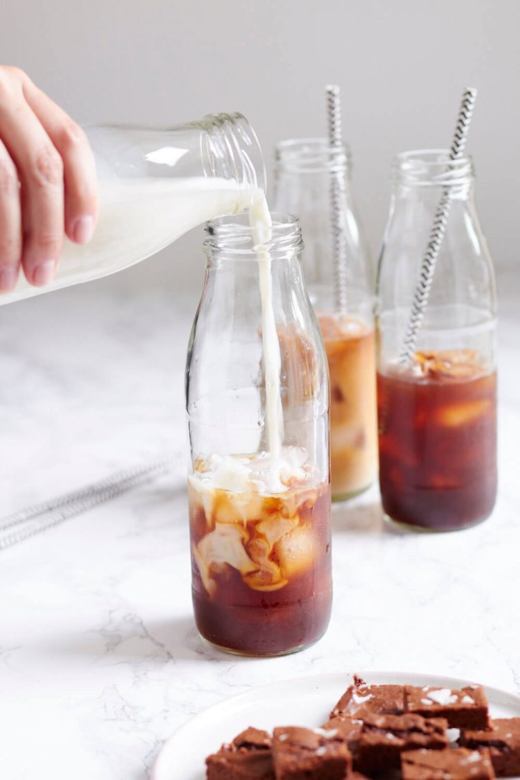 neues Lieblingskaffee und dazu gibt es kleine Brownie Kekse