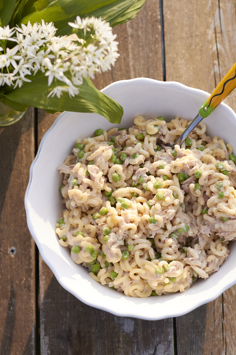 Das perfekte Nudelsalatrezept zum Grillen und für lange Sommerabende. Ganz schnell ist der Tunfisch Nudelsalat zubereitet und schmeckt sooo lecker! Tunfisch-Nudelsalat - lecker zum Grillen oder für lange Sommerabende.