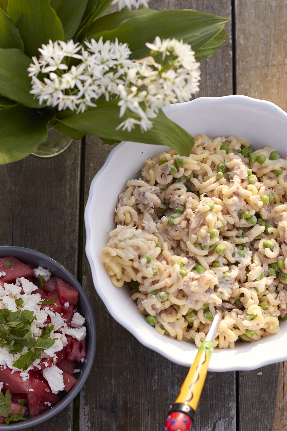 Das perfekte Nudelsalatrezept zum Grillen und für lange Sommerabende. Ganz schnell ist der Tunfisch Nudelsalat zubereitet und schmeckt sooo lecker! Tunfisch-Nudelsalat - lecker zum Grillen oder für lange Sommerabende.