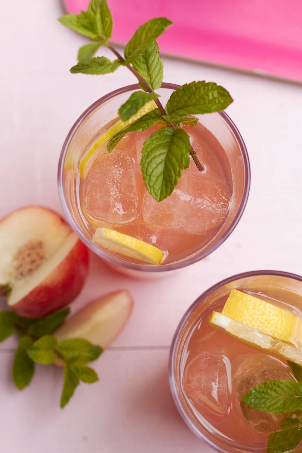 Erfrischend! Einfaches Rezept f&uuml;r einen sommerlich fruchtigen Eistee.
F&uuml;r alle Pfirsich Lover habe ich ein erfrischendes Eistee Rezept!  Perfekt f&uuml;r Sommertage und fix gemacht! Damit l&auml;sst sich wunderbar ansto&szlig;en zu jedem Anlass!