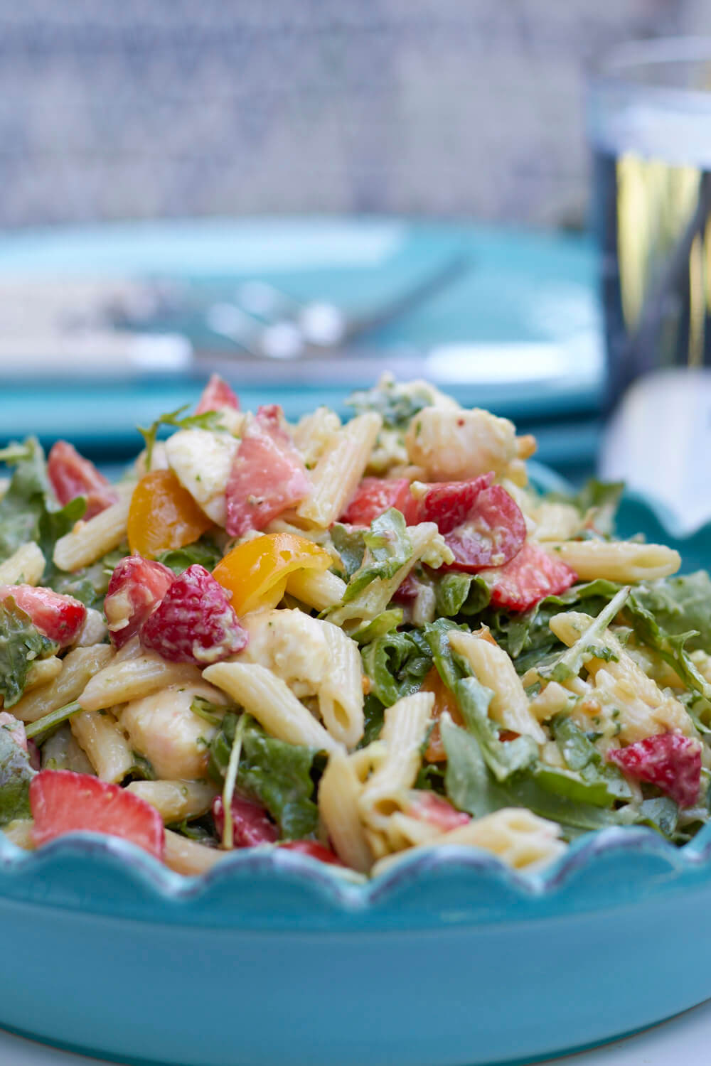 Im Sommer wird Pasta mit ganz viel buntem kombiniert! Dieses Mal gibts Nudelsalat mit Erdbeeren und Avocado. Total lecker, gesund und im Nu gemacht.