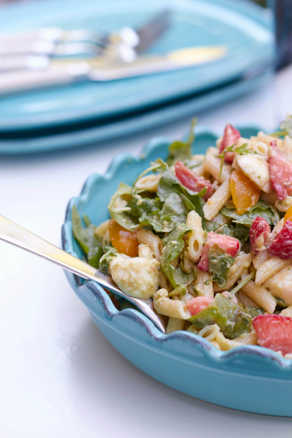 Im Sommer wird Pasta mit ganz viel buntem kombiniert! Dieses Mal gibts Nudelsalat mit Erdbeeren und Avocado. Total lecker, gesund und im Nu gemacht.