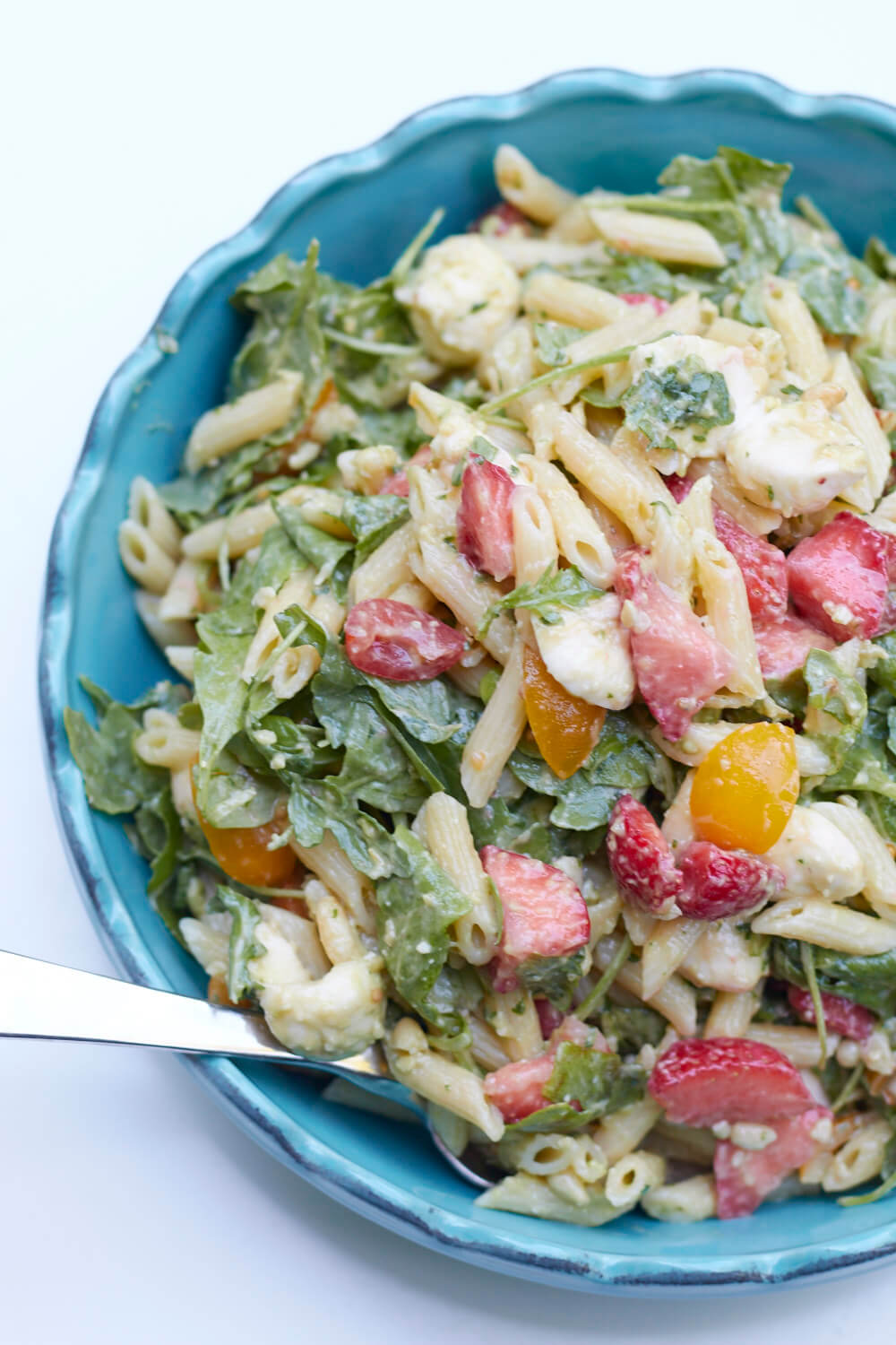 Im Sommer wird Pasta mit ganz viel buntem kombiniert! Dieses Mal gibts Nudelsalat mit Erdbeeren und Avocado. Total lecker, gesund und im Nu gemacht.