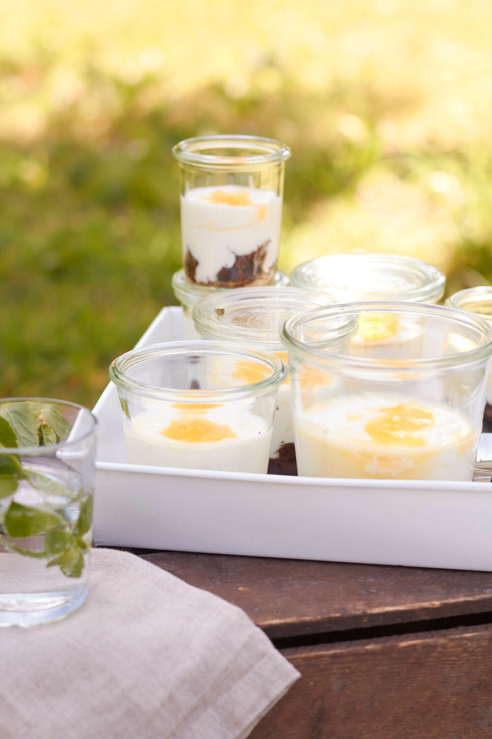 Picknick im Apfelgarten mit Cold Brew und einem schnelle Sommerk&uuml;chlein im Glas
S&uuml;&szlig;es darf bei einem Picknick im Apfelgarten auf keinen Fall fehlen! Es gibt Cold Brew und ein schnelles Sommerk&uuml;chlein aus dem Glas. Zitronencreme auf Brownies