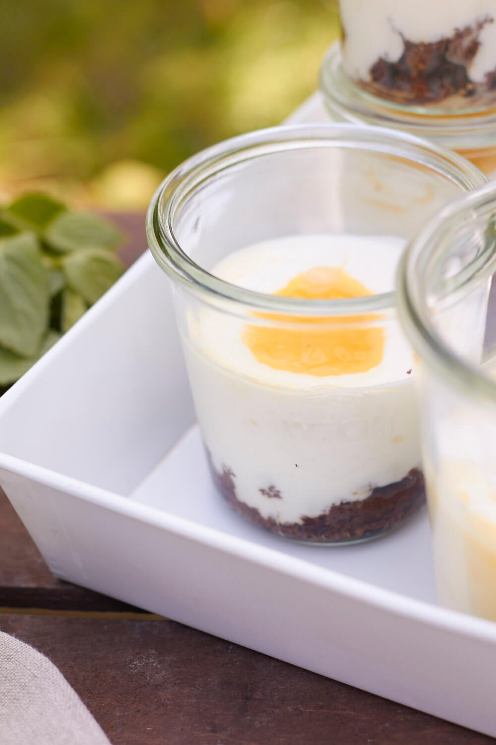 S&uuml;&szlig;es darf bei einem Picknick im Apfelgarten auf keinen Fall fehlen! Es gibt Cold Brew und ein schnelles Sommerk&uuml;chlein aus dem Glas. Zitronencreme auf Brownies