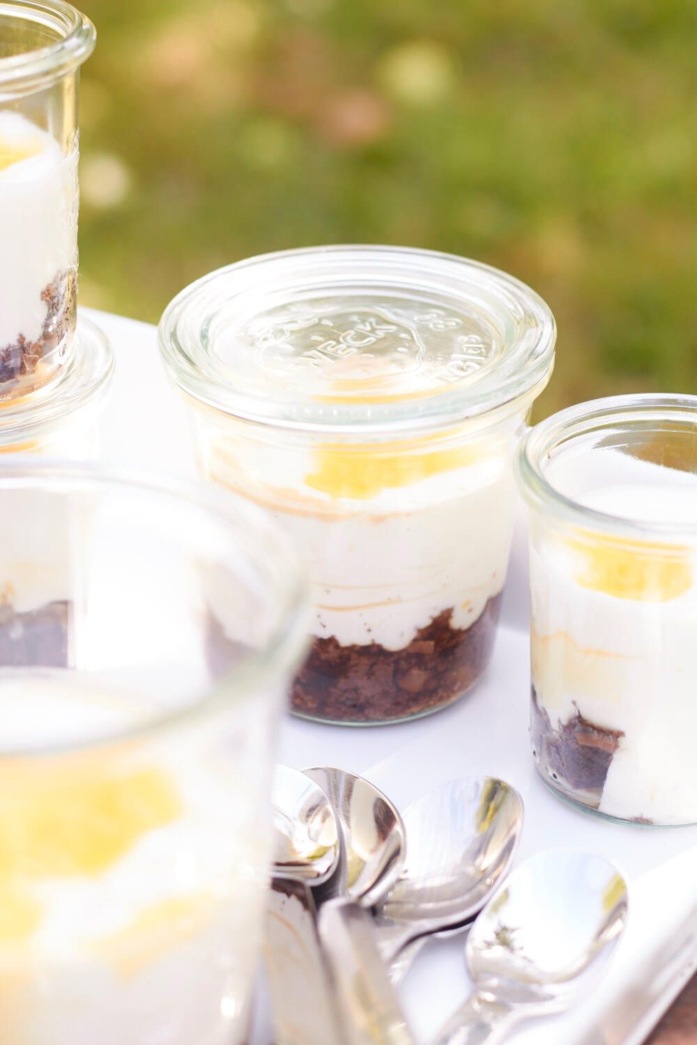 Picknick im Apfelgarten mit Cold Brew und einem schnelle Sommerk&uuml;chlein im Glas
S&uuml;&szlig;es darf bei einem Picknick im Apfelgarten auf keinen Fall fehlen! Es gibt Cold Brew und ein schnelles Sommerk&uuml;chlein aus dem Glas. Zitronencreme auf Brownies