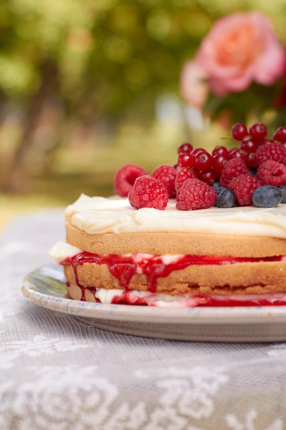 Es ist Beerenzeit! Frisch gebacken, ein s&uuml;&szlig;e Leckerei f&uuml;r euch. Das tolles Rezept f&uuml;r die Beerentorte findet ihr auf dem Blog.