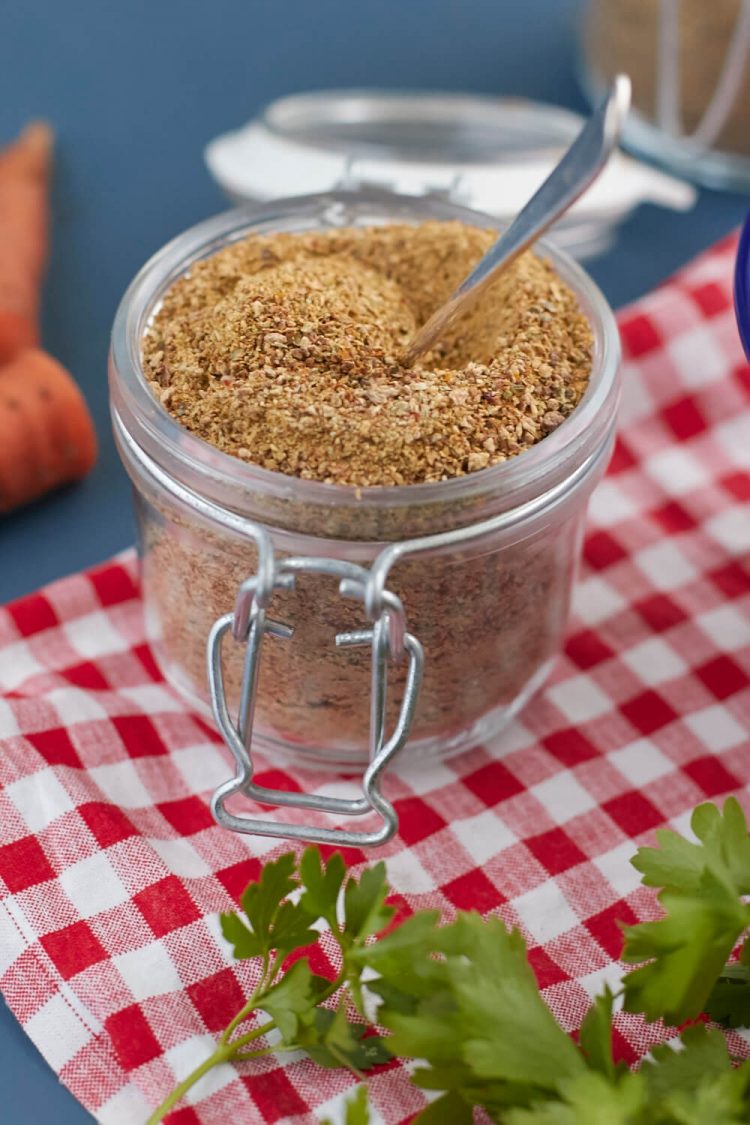 Warum Gemüsebrühe kaufen wenn man sie so einfach selber machen kann?! Auf dem Blog verrate ich Euch wie es geht!