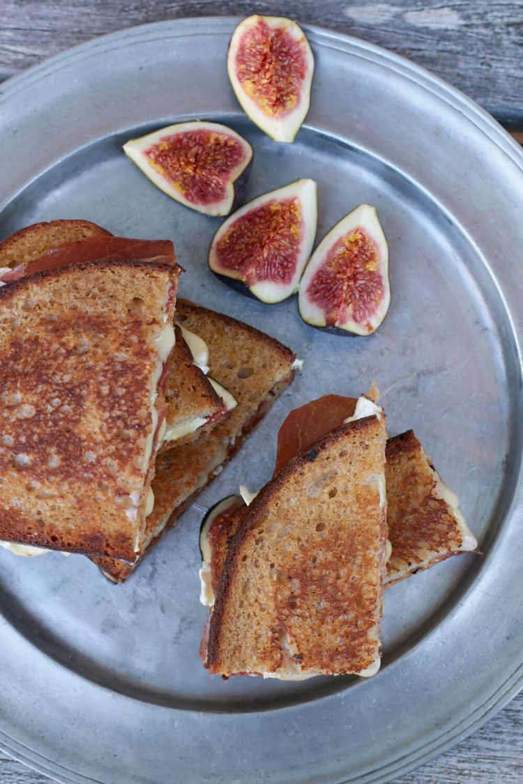 Schnittchen Schneewittchen mit Brie, Parmaschinken und Feigen - ne super Brotzeit für Stullen Liebhaber