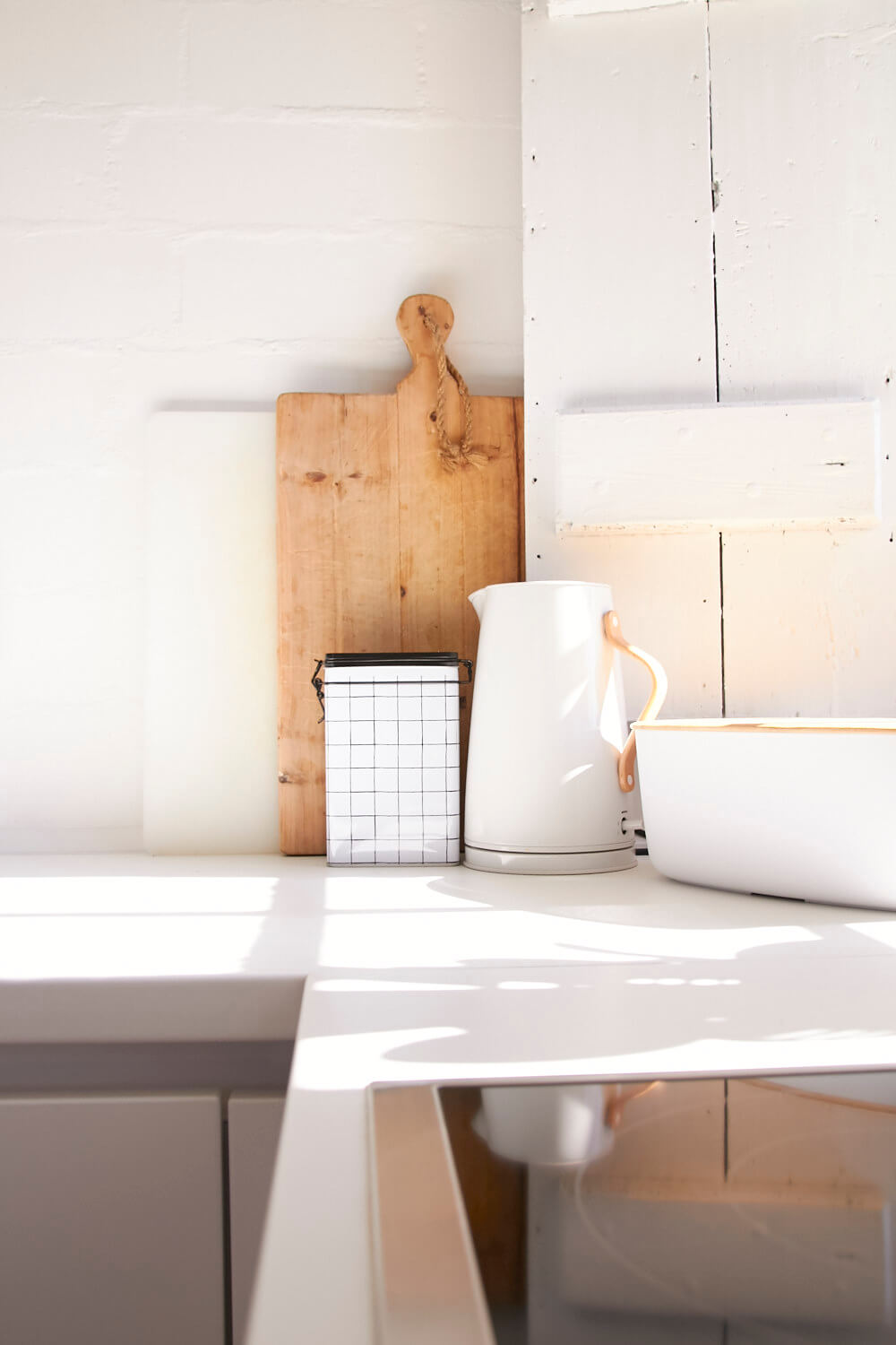 eine neue K&uuml;che - alles in weiss - eine Ferienwohnung in Nordfriesland