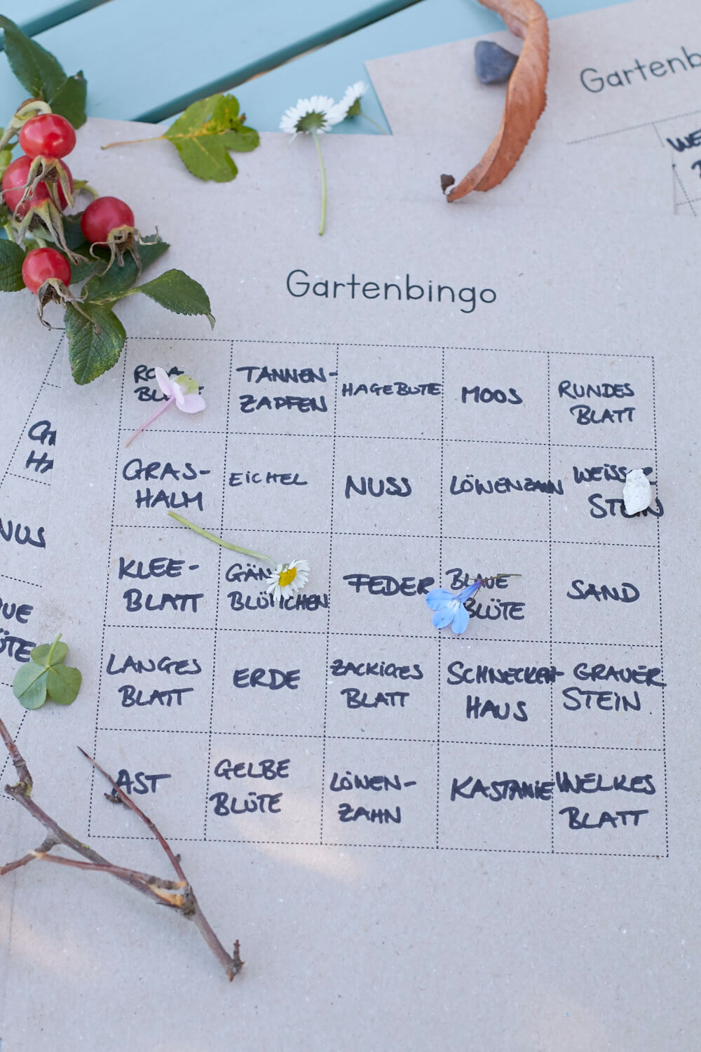Bingo spielen im Garten - Eine Beschäftigung mit und für Kinder. Jetzt auf dem Blog downloaden!
