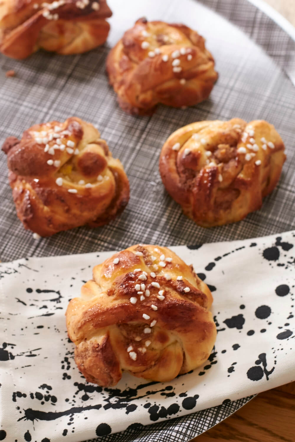 Schwedenurlaub für zu Hause - Auf dem Blog findet ihr ein Rezept für allerbeste Kanelbullar aka Zimtschnecken! 