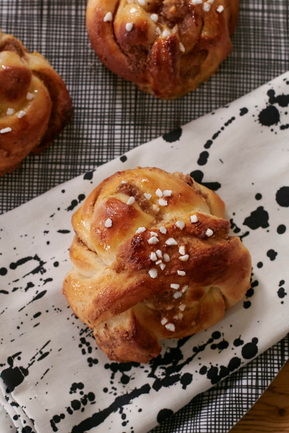 Schwedenurlaub für zu Hause - Auf dem Blog findet ihr ein Rezept für allerbeste Kanelbullar aka Zimtschnecken!