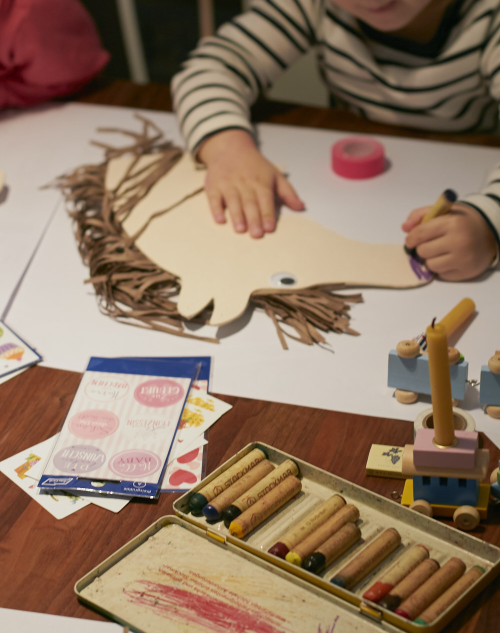 Über Stock und über Stein! Steckenpferde basteln und anschließend den Gelände Parcours abreiten - Ein gelungener Kindergeburtstag! Auf Tastesheriff gibt's die Bauanleitung für die Pferde.