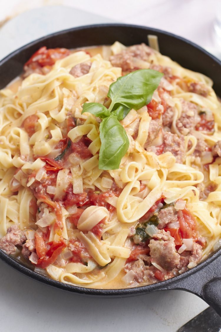 Alle lieben Pasta im Oktober - Auf Tastesheriff gibt es ein Rezept für One Pot Pasta mit Salsiccia! So einfach und so lecker - Alles aus einem Topf!