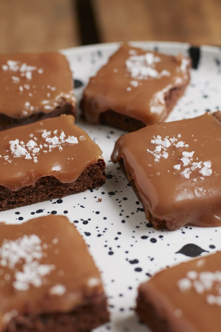 Super leckere Brownies mit Karamell und Salzflocken.