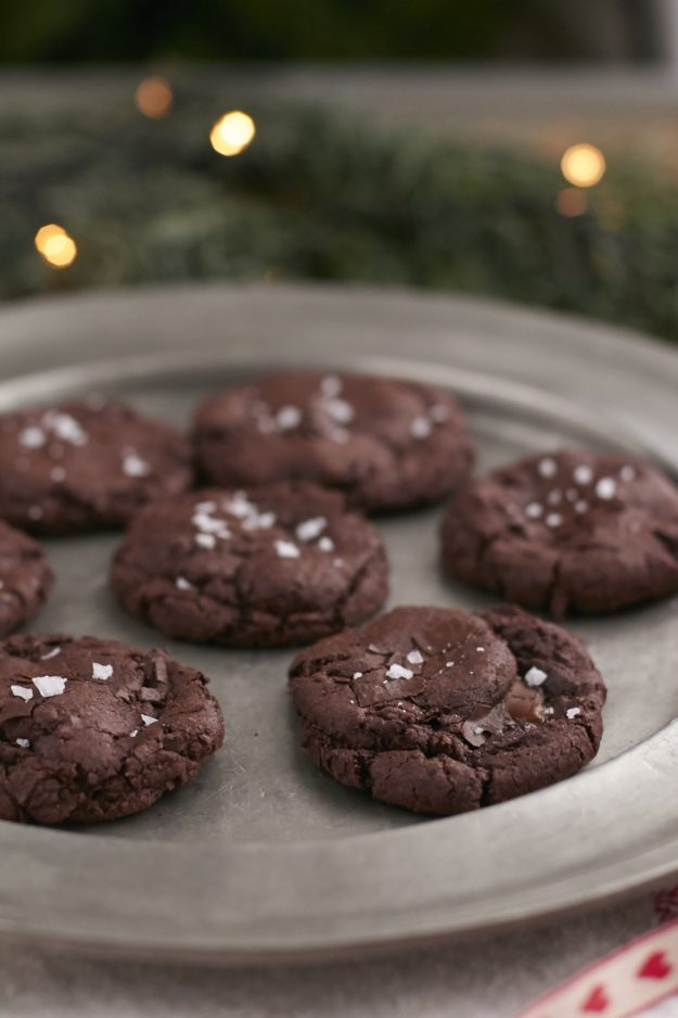 Softe Doppel-Chocolate Kekse mit Karamellkern und Salz Topping. So lecker - die sind ruckzuck weg.