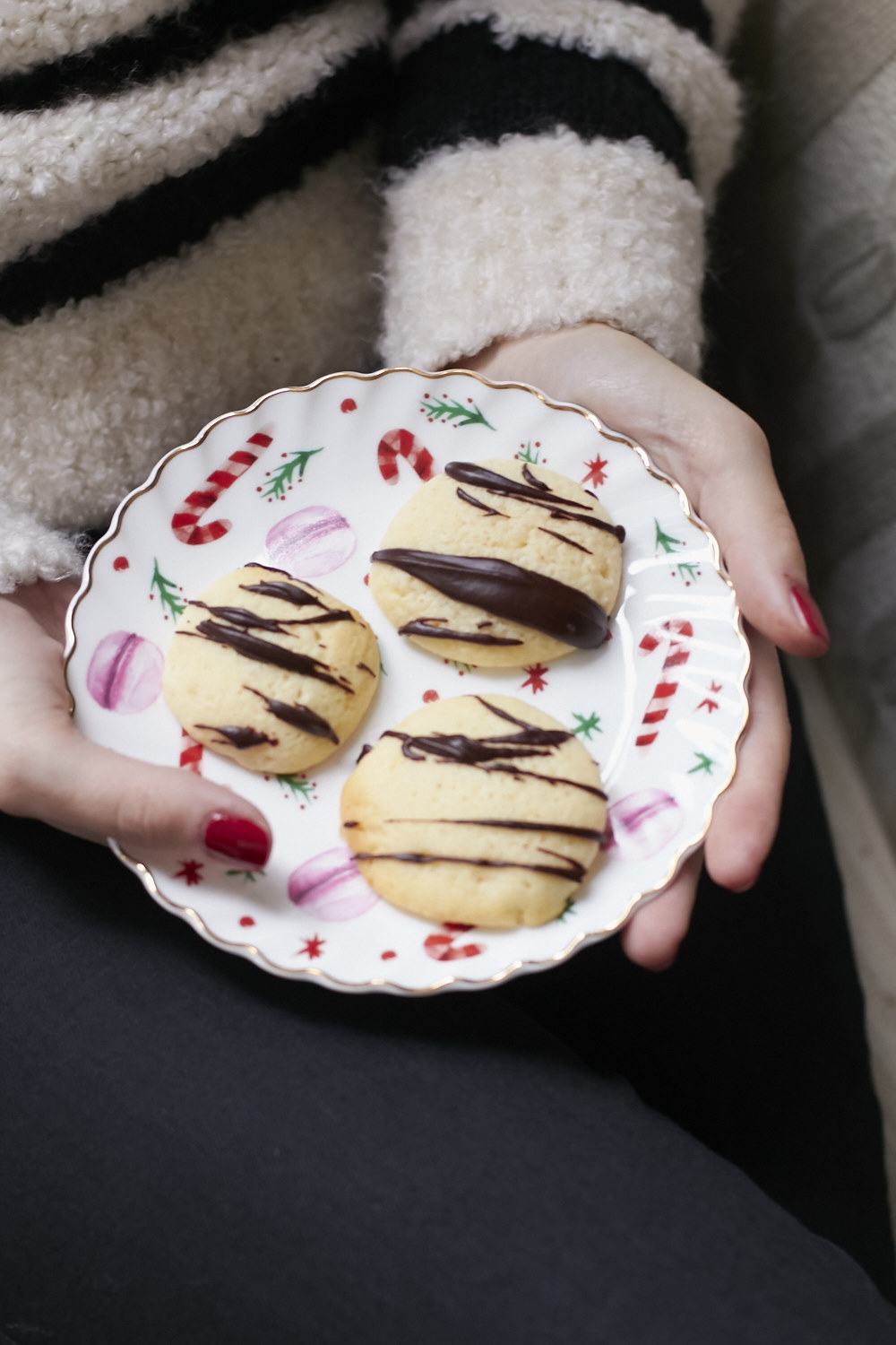 Super fluffige Cheesecake Cookies mit Schokoglasur. Die dürfen in keiner Keksdose fehlen.