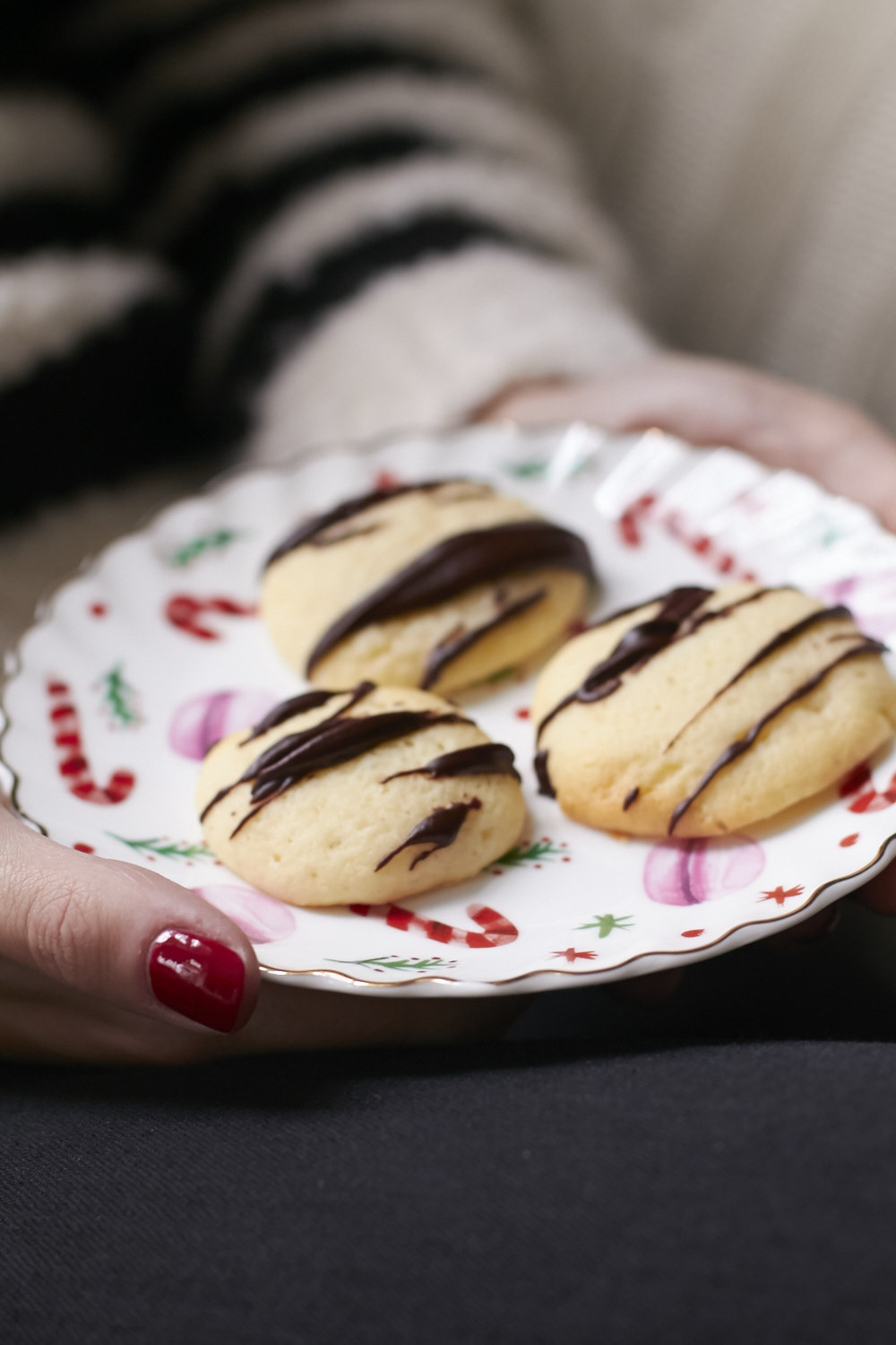 Super fluffige Cheesecake Cookies mit Schokoglasur. Die dürfen in keiner Keksdose fehlen.