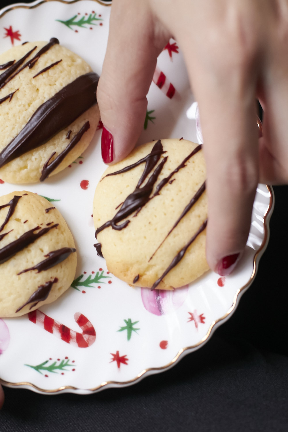 Super fluffige Cheesecake Cookies mit Schokoglasur. Die dürfen in keiner Keksdose fehlen.