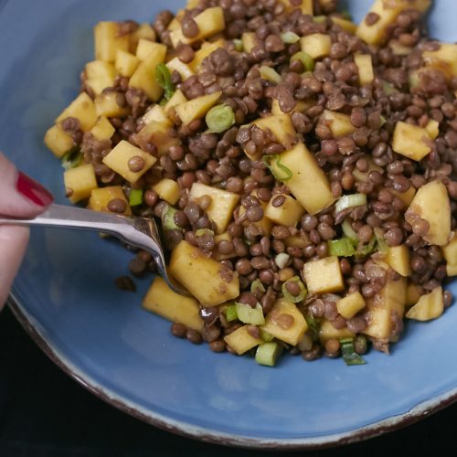 Wenn es schnell gehen soll ist dieser Mango-Linsen-Salat genau das Richtige. Er ist super lecker und schnell zubereitet.