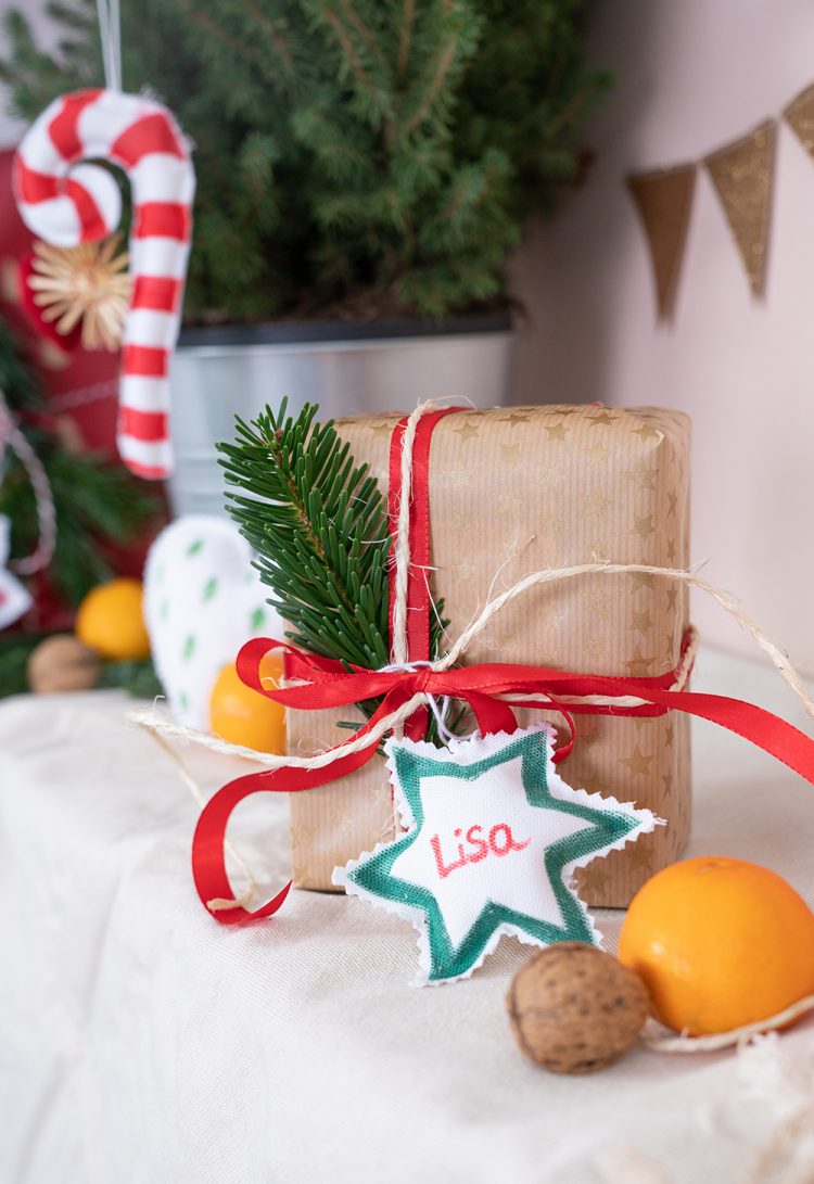 Ein weihnachtliches DIY mit Edding. Stoffanhänger mit Textilstiften bemalen.