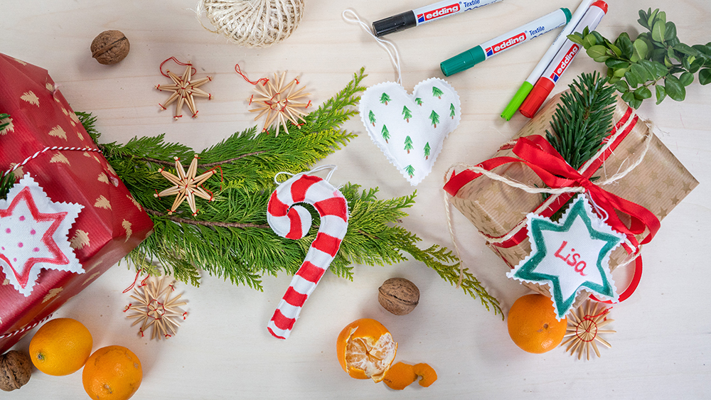 Ein weihnachtliches DIY mit Edding. Stoffanhänger mit Textilstiften bemalen.