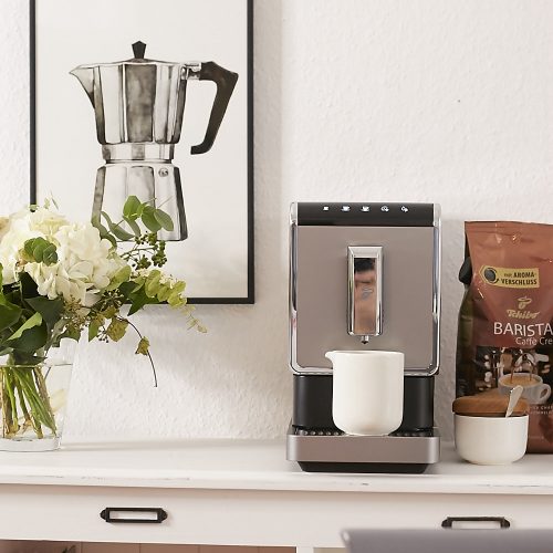 Zu warmen Waffeln einen leckeren Kaffee aus dem Tchibo Vollautomaten.