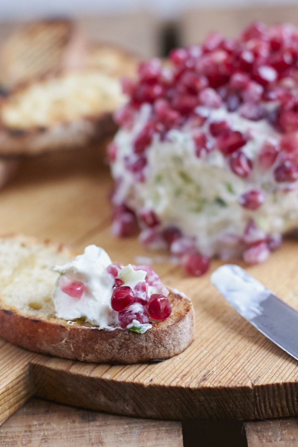 Frischk&auml;se-Granatapfel-Kugel - ideal als cremiger Brotbelag auf Ciabatta