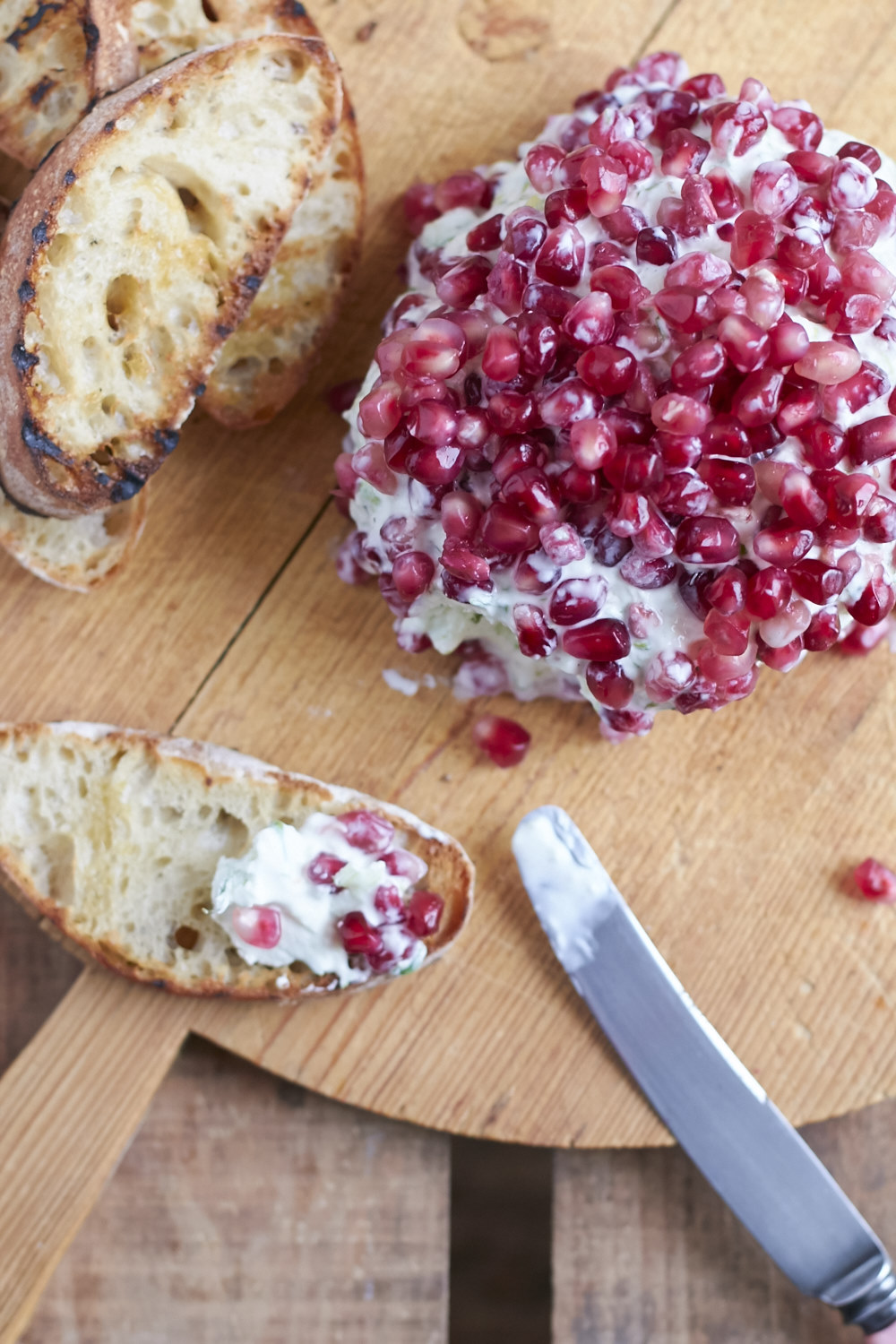 Frischk&auml;se-Granatapfel-Kugel - ideal als cremiger Brotbelag auf Ciabatta