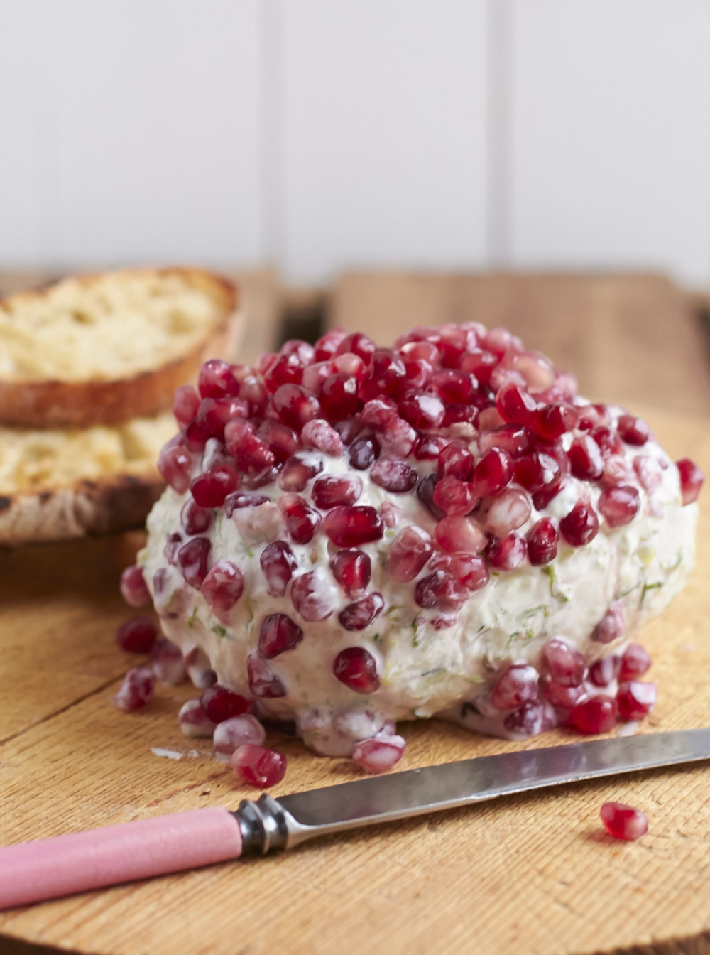 Frischkäse-Granatapfel-Kugel - ideal als cremiger Brotbelag auf Ciabatta