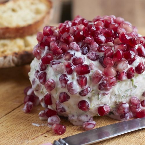 Frischkäse-Ball mit Granatapfel - ideal als cremiger Brotbelag auf Ciabatta
